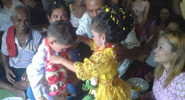 Three year old Thai twins get married